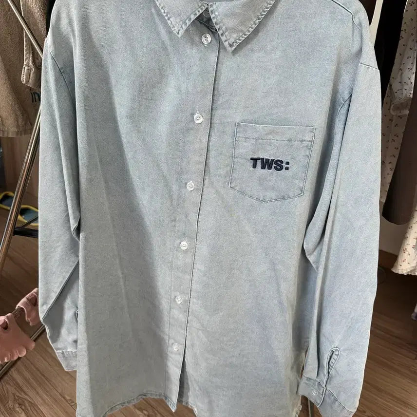 [BUNJANG] TWS 2025 Japan Tour Concert Official Goods Denim Shirt (Size M) / 투어스 TWS 데님셔츠 M (2025 일본투어 콘서트 공굿)