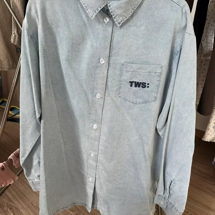 [BUNJANG] TWS 2025 Japan Tour Concert Official Goods Denim Shirt (Size M) / 투어스 TWS 데님셔츠 M (2025 일본투어 콘서트 공굿)