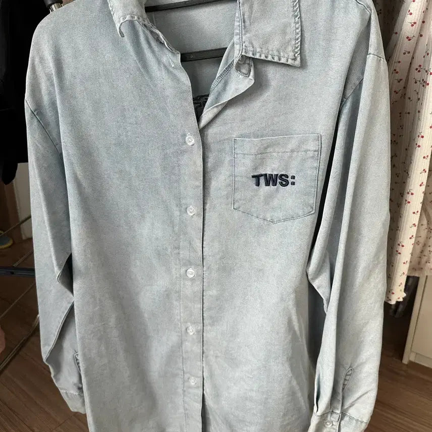 [BUNJANG] TWS 2025 Japan Tour Concert Official Goods Denim Shirt (Size M) / 투어스 TWS 데님셔츠 M (2025 일본투어 콘서트 공굿)