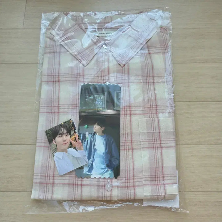 [BUNJANG] Hwang Minhyun Photo Exhibition Temperature Check Shirt Entrance Ticket Bundle Set POB Photocard (Sealed) / 황민현 사진전 온도 체크셔츠 입장티켓 금액특전포카 일괄 미개봉
