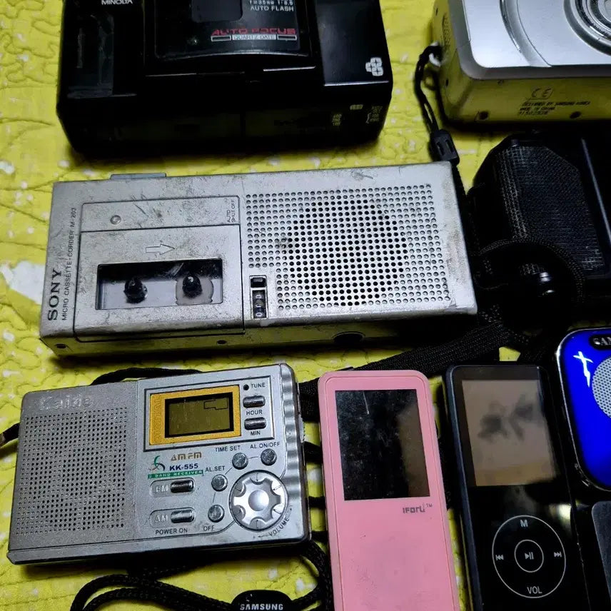 [BUNJANG] Minolta, Samsung, Sony, iPod Electronic Collection / 미놀타 카메라 / 삼성 카메라 / 소니 카세트 레코더 / 삼성 MP3 플레이어 / 아이팟 셔플 근대사 수집용