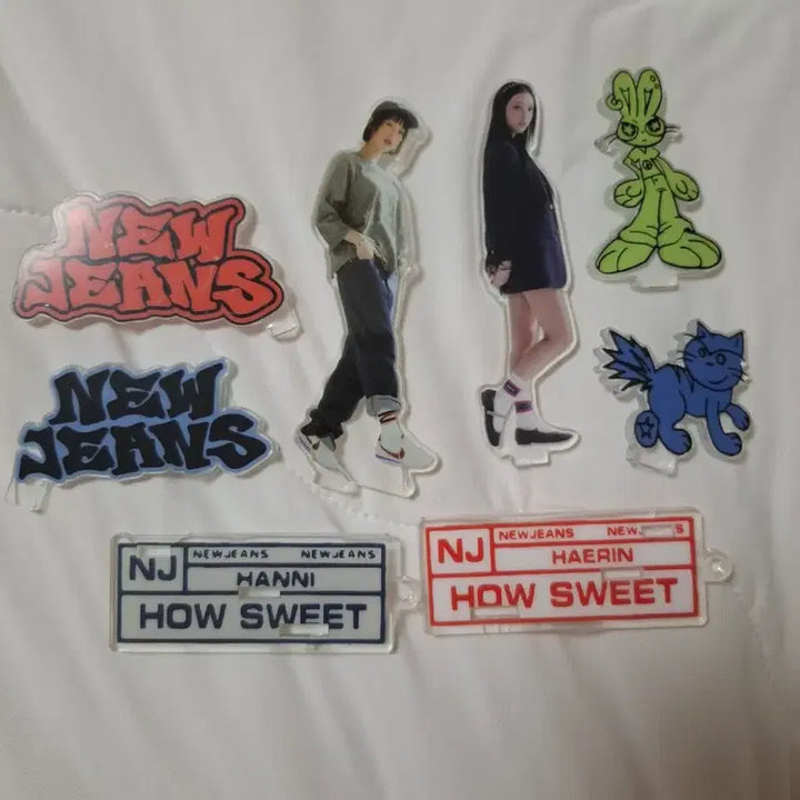 [BUNJANG] NewJeans Haerin Hanni Acrylic House With Bundle Set / 뉴진스 해린 하니 아크릴 하우스윗 일괄 판매