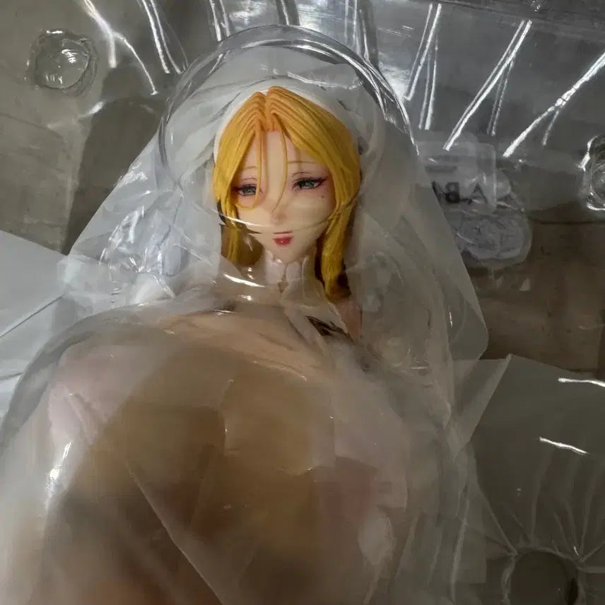 [BUNJANG] Blonde Wedding Dress Figure / 웨딩드레스 피규어 금발