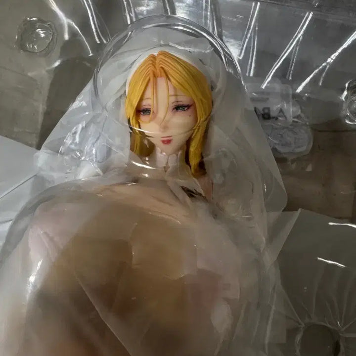 [BUNJANG] Blonde Wedding Dress Figure / 웨딩드레스 피규어 금발