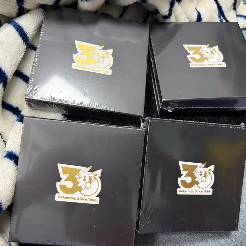 [BUNJANG] Pokemon Store 30th Anniversary Badge Set (March-June) / 포켓몬 스토어 온라인 30주년 뱃지 3-6월 일괄