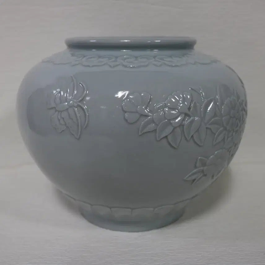 [BUNJANG] Hosan Ahn Dong-oh Embellished White Porcelain Vase (1st Generation Master) / 1세대 도예가 호산 안동오 선생님의 양각 초충문 백자 도자기