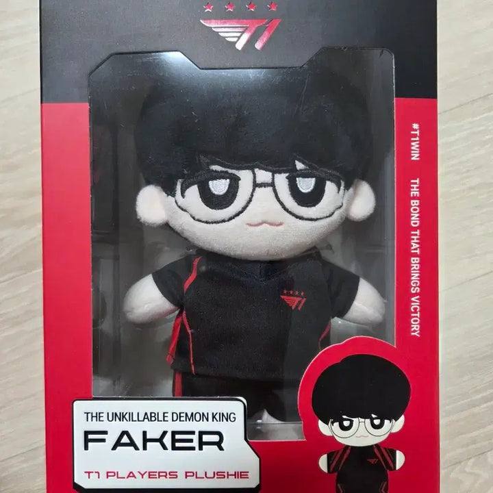 [BUNJANG] T1 Faker Player Doll Bundle Set (Doll + Photocard + Badge + Pin Button) / [미개봉/새상품] T1 페이커 인형 풀세트 (플레이어 인형 + 포카 + 뱃지 + 핀버튼)