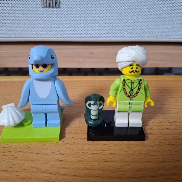 [BUNJANG] LEGO Minifigure Dolphin Handler &amp; Snake Charmer Bundle Set / 레고 미니피규어 돌고래 알바 / 뱀 조련사 일괄