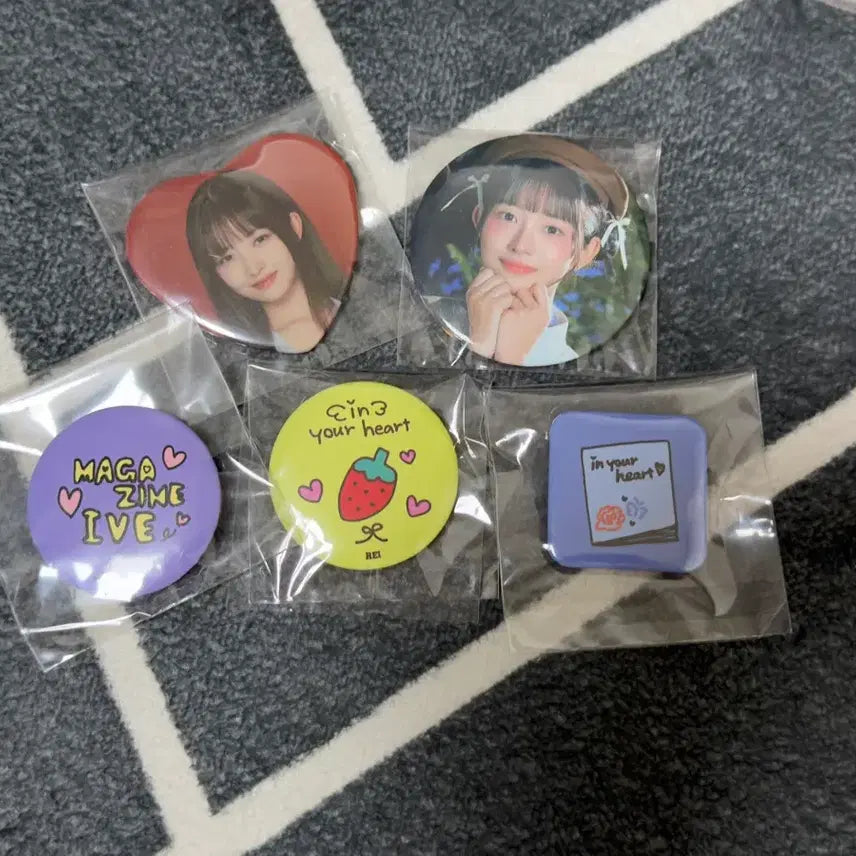 [BUNJANG] IVE Rei Fan Concert Can Badge Set (Random Product) Sealed / 아이브 레이 팬콘 캔뱃지 셋트 (랜덤상품) 미개봉