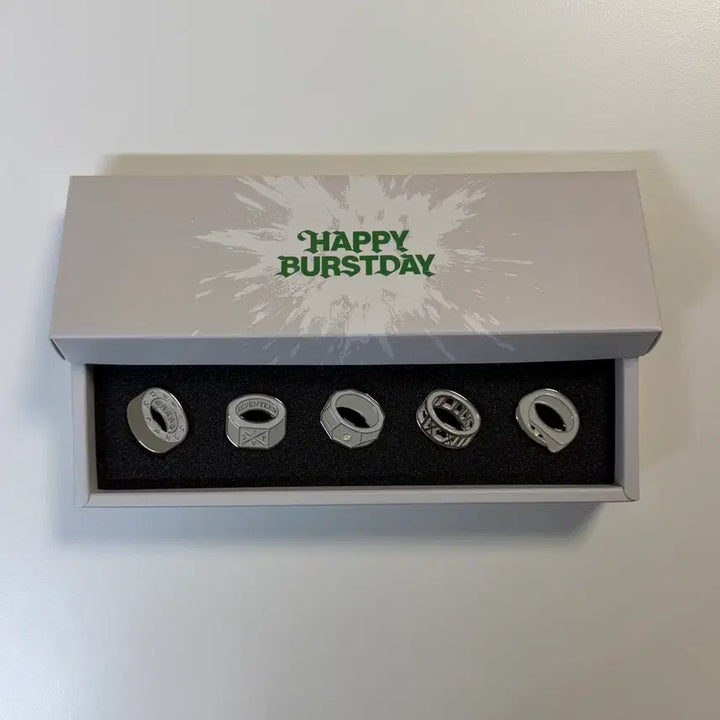 [BUNJANG] SEVENTEEN 10th Anniversary Ring Pin Badge Set / 더현대 위드뮤 세븐틴 10주년 반지 핀뱃지 세트