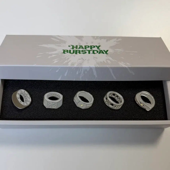 [BUNJANG] SEVENTEEN 10th Anniversary Ring Pin Badge Set / 더현대 위드뮤 세븐틴 10주년 반지 핀뱃지 세트
