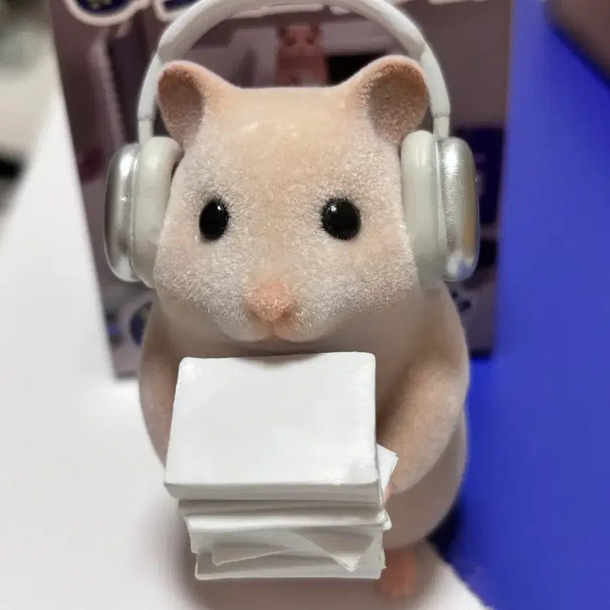 [BUNJANG] Kim Hamzzi Figurine Paper Bomb Hamster / 김햄찌 피규어 서류폭탄햄찌