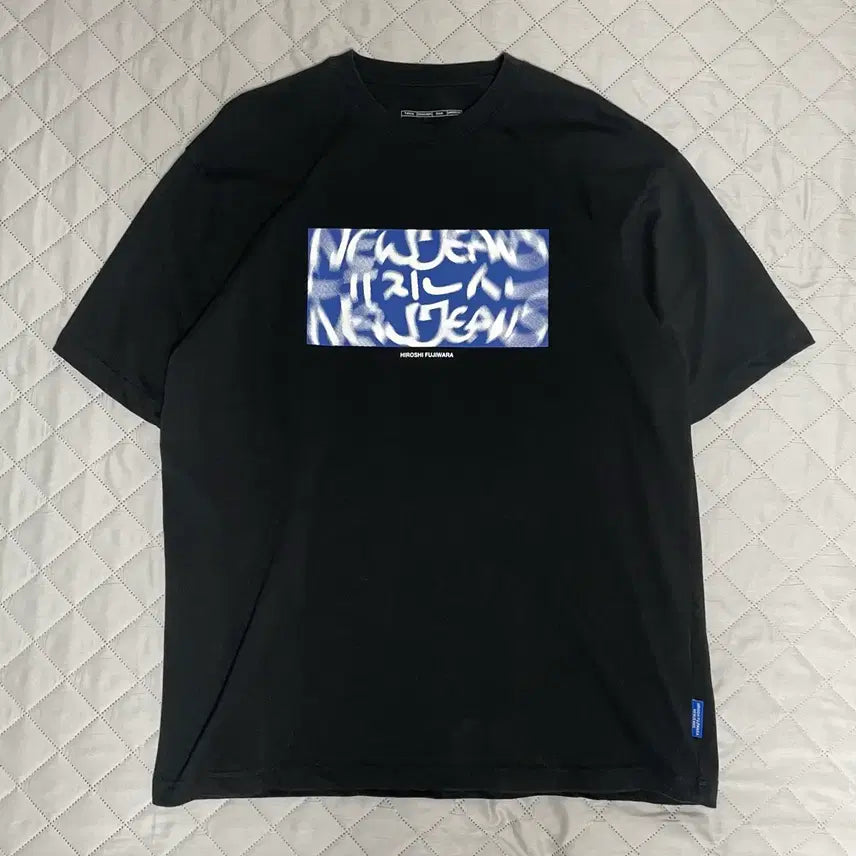 [BUNJANG] NewJeans x Hiroshi Fujiwara Collaboration T-Shirt / 뉴진스 x 후지와라 히로시 콜라보 반팔티셔츠