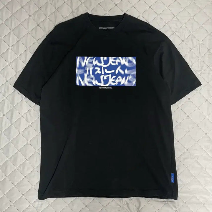 [BUNJANG] NewJeans x Hiroshi Fujiwara Collaboration T-Shirt / 뉴진스 x 후지와라 히로시 콜라보 반팔티셔츠