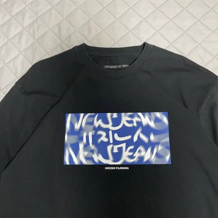 [BUNJANG] NewJeans x Hiroshi Fujiwara Collaboration T-Shirt / 뉴진스 x 후지와라 히로시 콜라보 반팔티셔츠