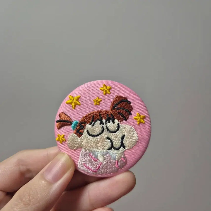 [BUNJANG] Crayon Shin-chan Yu-ri Embroidered Tin Badge / 짱구는못말려_유리 자수 캔 뱃지