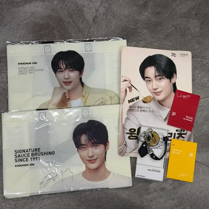 [BUNJANG] Byun Woo Seok "Gyochon" Keyring + 2 Photocards Set / 변우석 굿즈 교촌 일괄