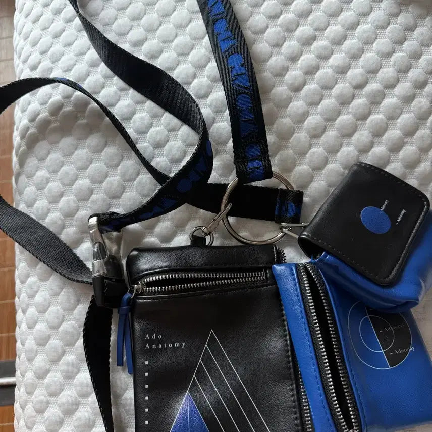 [BUNJANG] Adotomy Exhibition Strap Pouch / 아도 전시회 Adotomy 스트랩파우치