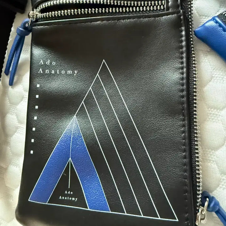 [BUNJANG] Adotomy Exhibition Strap Pouch / 아도 전시회 Adotomy 스트랩파우치