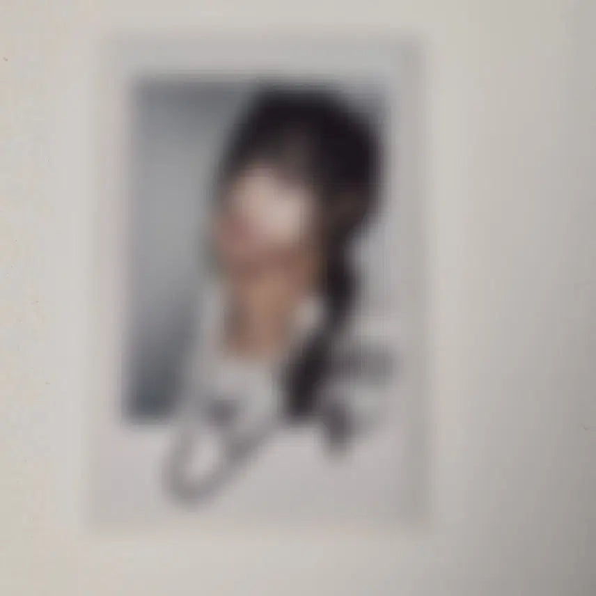 [BUNJANG] QWER Siyeong Signed Polaroid Photo - School Uniform Version / QWER 시요밍 시연 싸인 폴라로이드 싸폴 해외투어 콘서트 폴라 교복