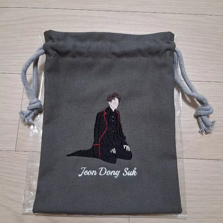 [BUNJANG] Musical Dracula Dongseok Actor Embroidered Pouch / 뮤지컬 드라큘라 전동석 배우님 비공굿 자수 파우치 새상품 판매