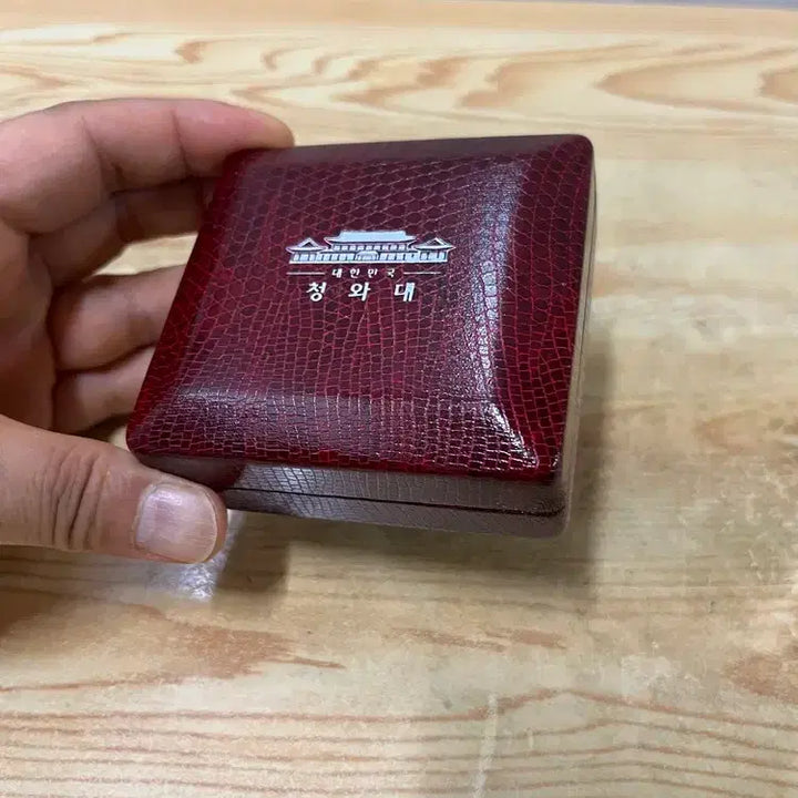 [BUNJANG] Blue House Cuffs and Tie Pin Set with Case / 청와대 커프스벳지와 넥타이핀과 케이스 /  요316