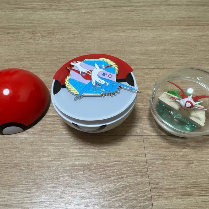 [BUNJANG] Latios &amp; Latias Can Badge &amp; Terrarium Set / 라티오스&amp;라티아스 캔뱃지, 라티아스 리멘트 일괄