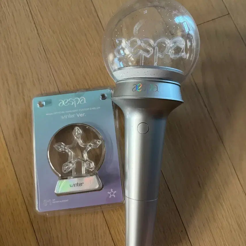 [BUNJANG] aespa Official Lightstick + Winter Emblem Set / 에스피 응원봉 +원터 엠블럼
