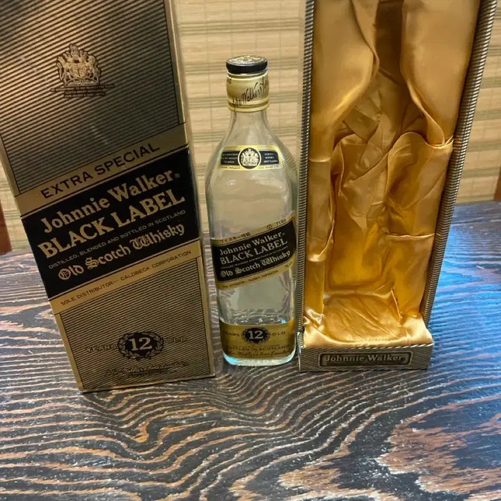 [BUNJANG] Vintage Johnnie Walker Black Label 12 Year Old Half Gold Cap Empty Bottle Case - Grade A+ / 구형 조니워커 블랙 반금뚜 공병 케이스 특A급