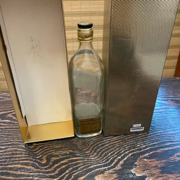 [BUNJANG] Vintage Johnnie Walker Black Label 12 Year Old Half Gold Cap Empty Bottle Case - Grade A+ / 구형 조니워커 블랙 반금뚜 공병 케이스 특A급