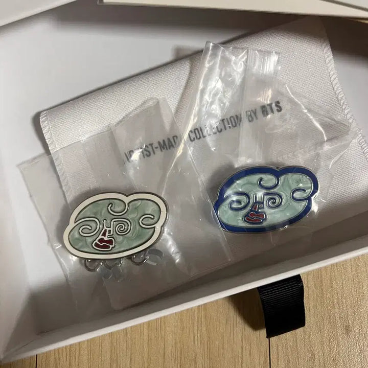 [BUNJANG] BTS V Taehyung Artist-Made Collection Cloud Brooch Set / 방탄소년단 bts 뷔 태형 ARTIST-MADE 브로치 세트 풀세트