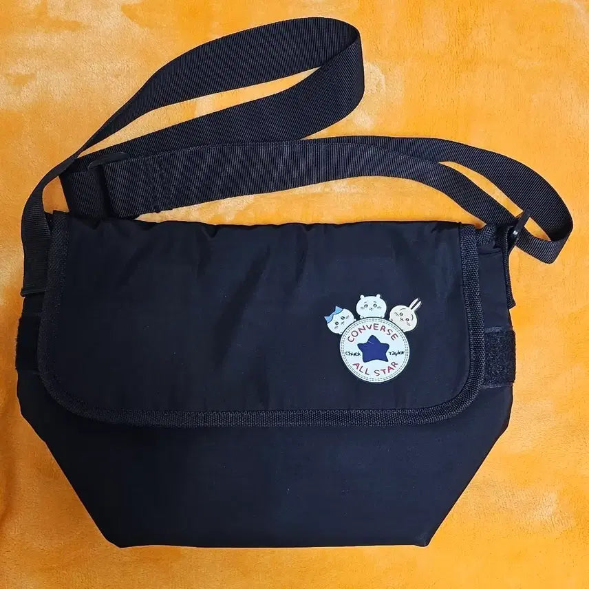 [BUNJANG] Chiikawa Canvas Messenger Bag / 치이카와 컨버스 메신저백