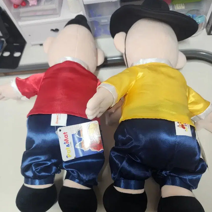 [BUNJANG] Pat &amp; Mat Hanbok Dolls Set (2 Pieces) / (새상품 정품)패트와 매트 한복 인형2개세트