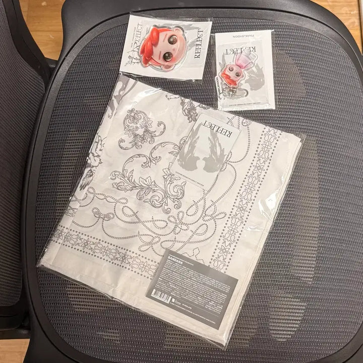 [BUNJANG] Park Jihoon Fan Concert MD Bundle Set Bandana, Grip Tok, Keyring (Sealed) / 박지훈 팬콘엠디 미개봉품 그립톡, 키링 포카포함