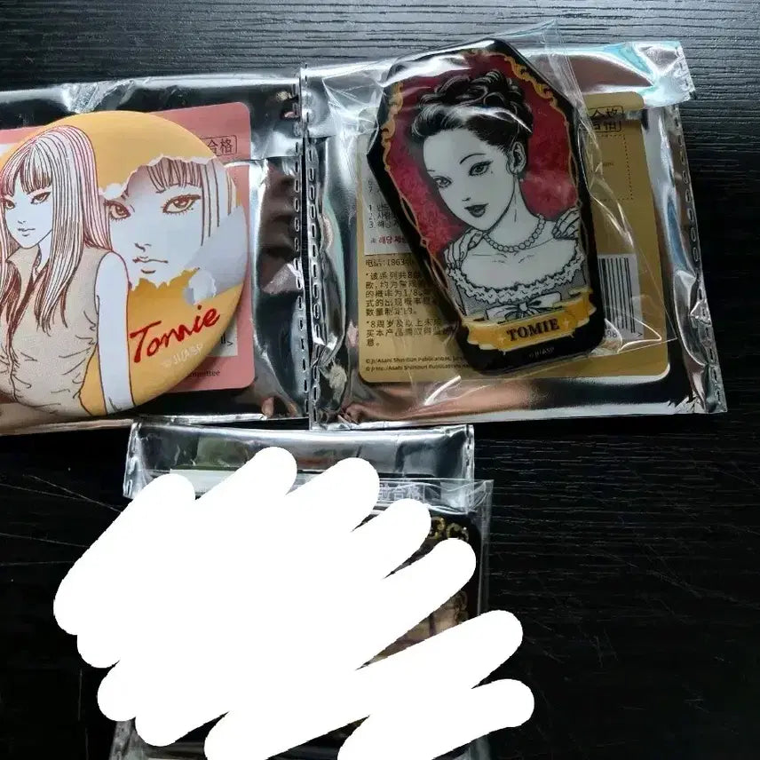 [BUNJANG] Junji Ito Tomie Glow-in-the-Dark Badge Bundle Set / <일괄> 이토준지 캔뱃지 토미에 매니악 야광뱃지