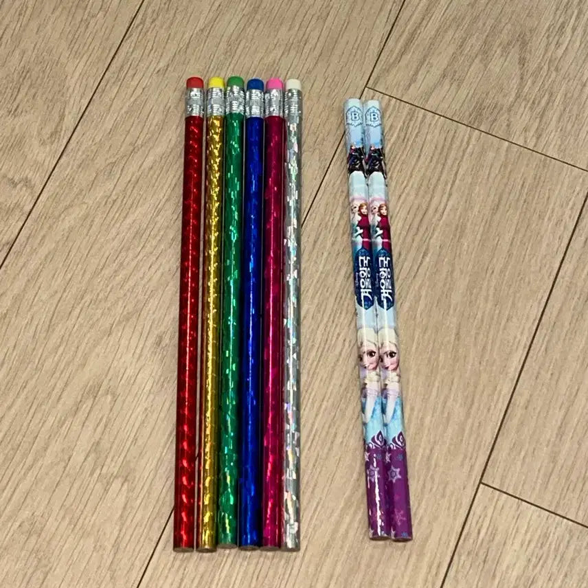 [BUNJANG] Classic Frozen Glitter Pencil Set (8 Pencils) / 고전 겨울왕국 반짝이 연필 8자루