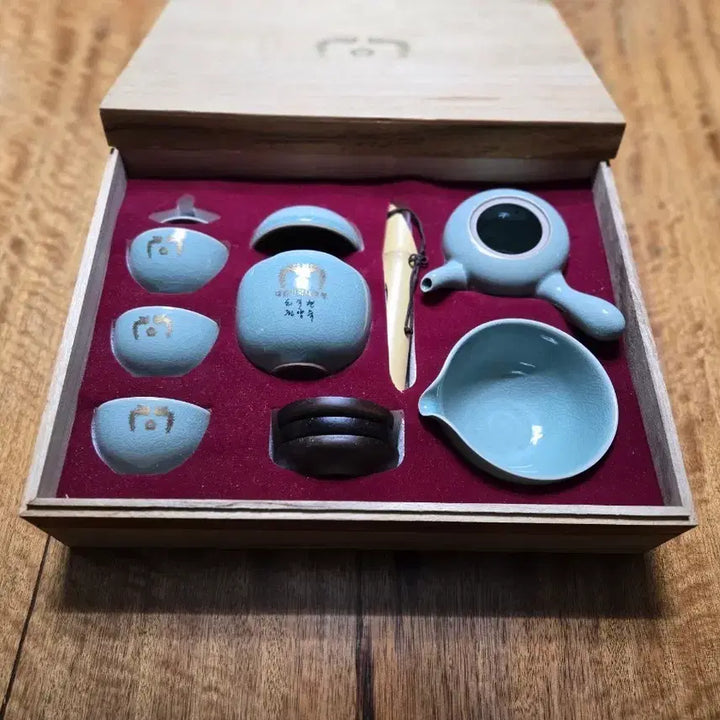 [BUNJANG] Cheong Wa Dae Roh Moo-hyun Presidential Celadon Tea Set with Phoenix Motif / 청와대 노무현 대통령 봉황무늬 청자 다기세트. 새상품