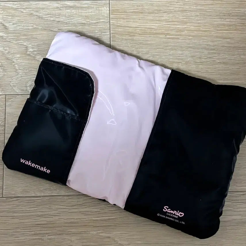 [BUNJANG] We Make Hello Kitty Passport Wallet / 웨이메이크 헬로키티 여권지갑