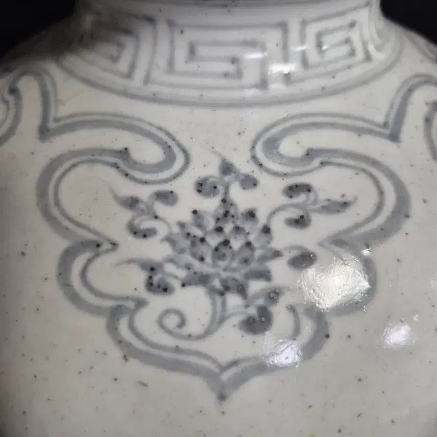 [BUNJANG] Blue and White Porcelain Vase with Buddhist Sanskrit and Floral Motifs / 청화 백자 보상화 범어문 호리병 주병 화병
