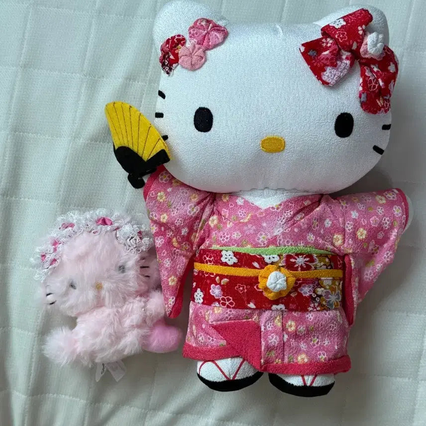 [BUNJANG] Hello Kitty Chirimén Kimono Fan Doll / 헬로키티 치리멘 기모노 부채 인형