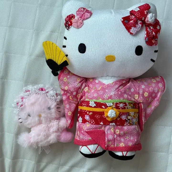 [BUNJANG] Hello Kitty Chirimén Kimono Fan Doll / 헬로키티 치리멘 기모노 부채 인형