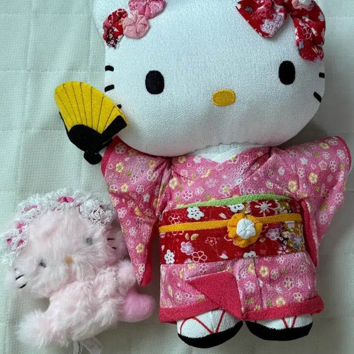 [BUNJANG] Hello Kitty Chirimén Kimono Fan Doll / 헬로키티 치리멘 기모노 부채 인형