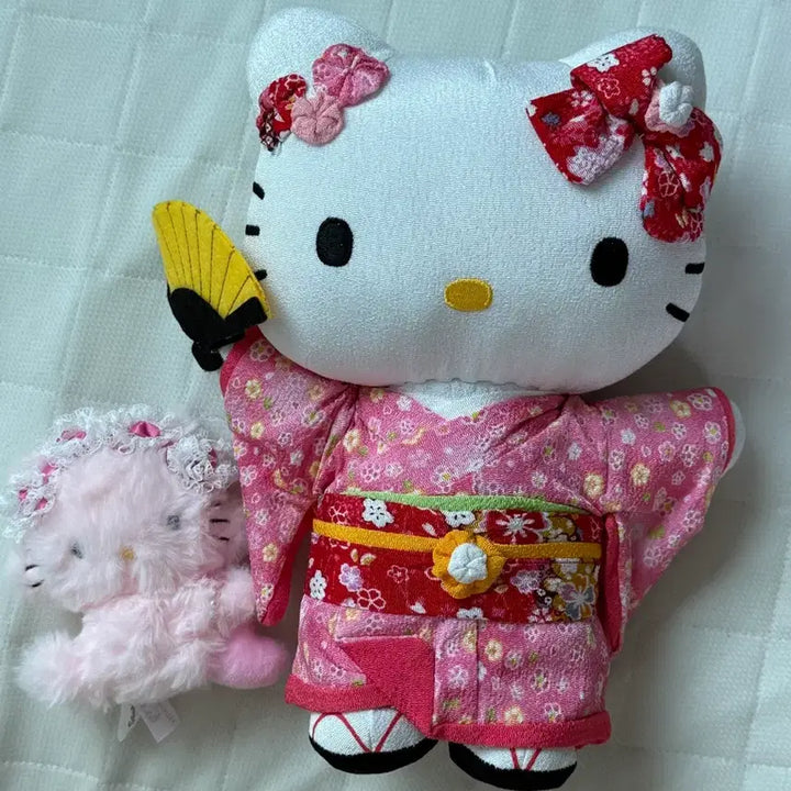 [BUNJANG] Hello Kitty Chirimén Kimono Fan Doll / 헬로키티 치리멘 기모노 부채 인형