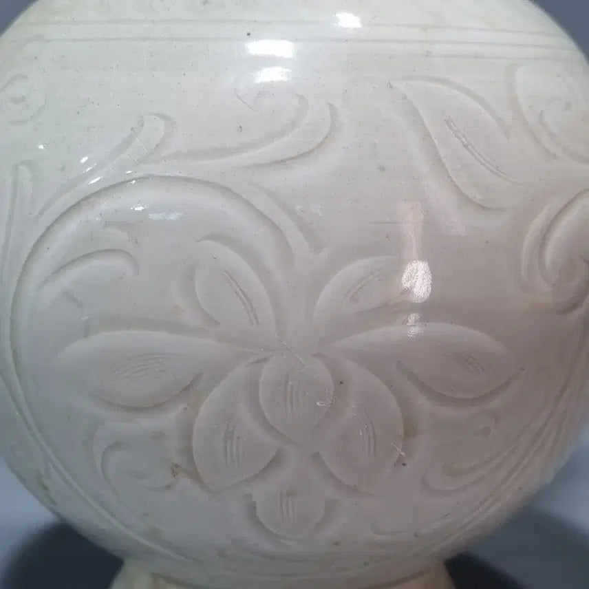 [BUNJANG] Songjeong Ware Celadon Porcelain Vase with Incised Lotus and Vine Motif (Height 28cm) / 송정요백자 각화연화문 화구병 (높이 28cm)
