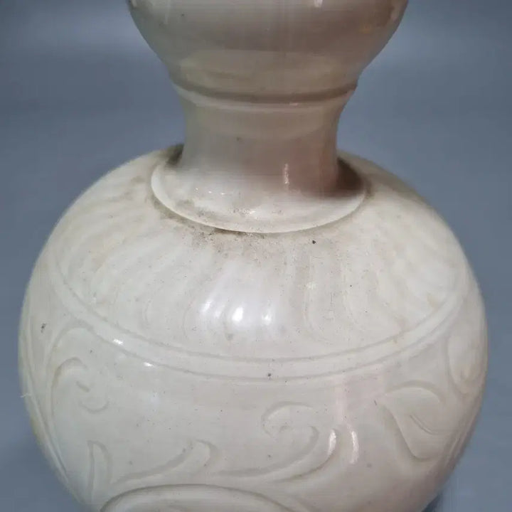 [BUNJANG] Songjeong Ware Celadon Porcelain Vase with Incised Lotus and Vine Motif (Height 28cm) / 송정요백자 각화연화문 화구병 (높이 28cm)