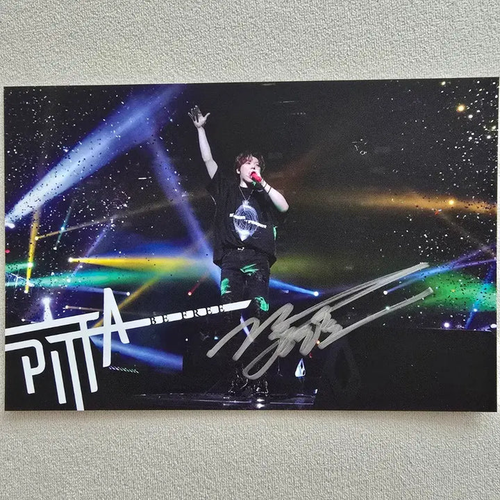 [BUNJANG] PITTA Kang Hyungho Autographed Postcard / 포레스텔라 피타 강형호 친필 싸인 엽서(비공굿 My Universe 반사 슬로건 드립니다)