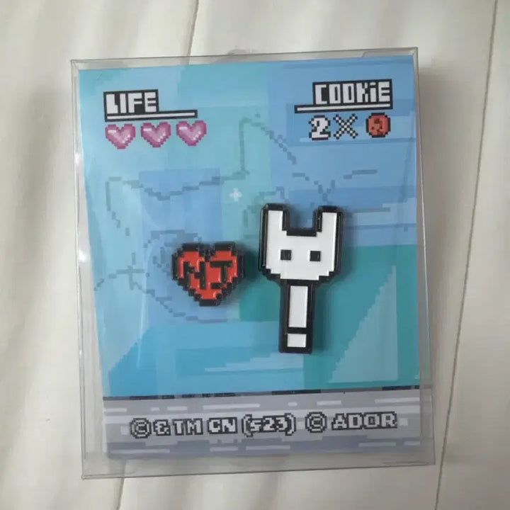 [BUNJANG] NewJeans Metal Pin Badge Bunny Bong Badge / 뉴진스 메탈 핀뱃지 응원봉 토끼 뱃지