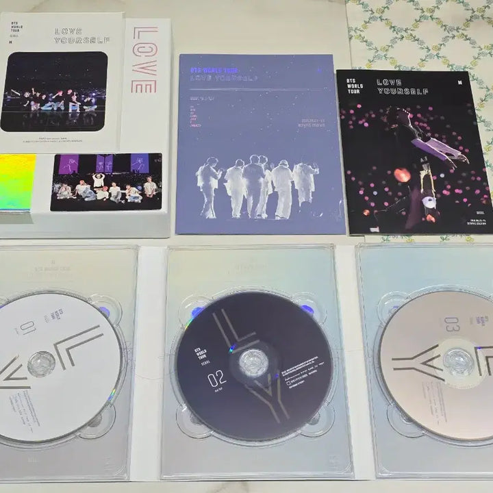 [BUNJANG] BTS LOVE YOURSELF SEOUL Blu-ray Full Set (Group Photocard, Suga Photobook) / BTS 럽셀콘 서울 블루레이 풀셋(단체 포카, 슈가 포토북)
