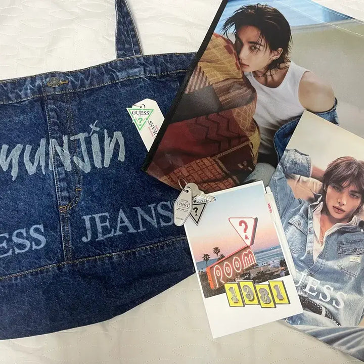 [BUNJANG] Hyunjin Guess 1981 Denim Tote Bag Full Set / 현진 게스 1981 성수 팝업 각인 데님 토트백 가방 플세트