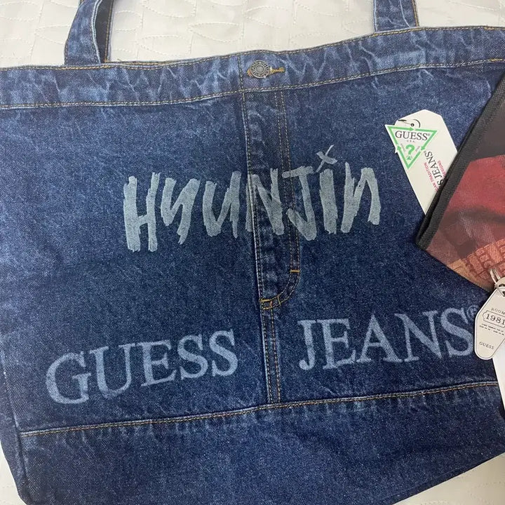 [BUNJANG] Hyunjin Guess 1981 Denim Tote Bag Full Set / 현진 게스 1981 성수 팝업 각인 데님 토트백 가방 플세트